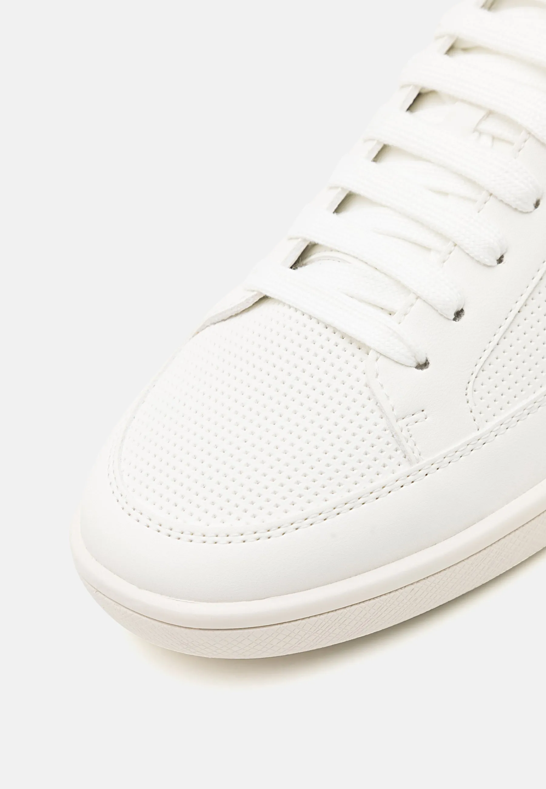 BREWER Low Top Sneakers